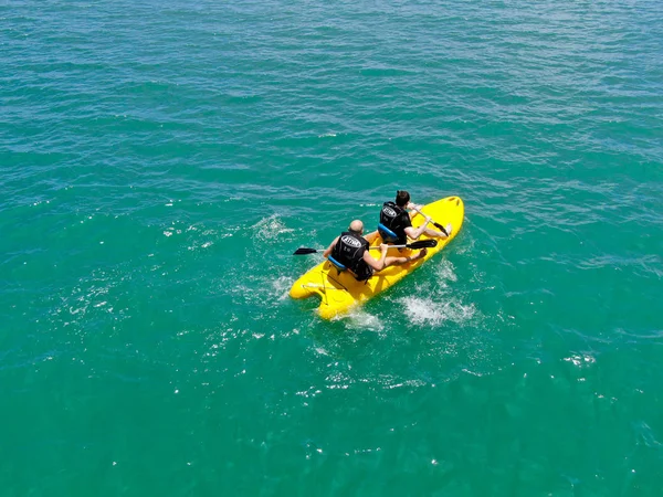 Vista Aérea Hombres Jóvenes Fuertes Que Navegan Kayak Sobre Agua — Foto de Stock
