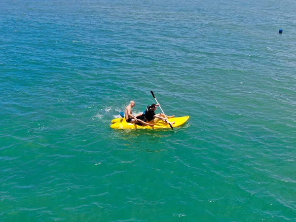 Vue Aérienne Jeunes Hommes Forts Actifs Faisant Kayak Sur Eau — Photo