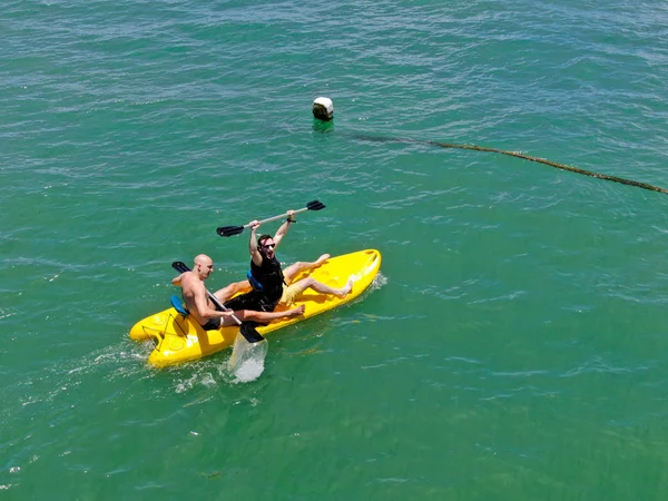 Vista Aérea Hombres Jóvenes Fuertes Que Navegan Kayak Sobre Agua —  Fotos de Stock