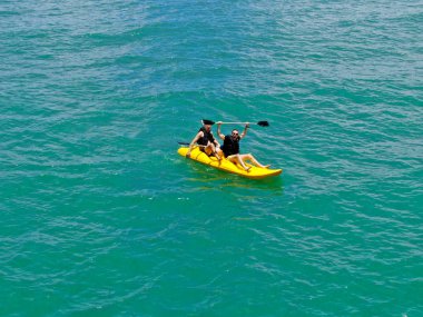 Havadan görünümü görünümü okyanusun açık mavi turkuaz su kayağı güçlü aktif erkek. Aktif bir tatil. Praia Forte, Brezilya.
