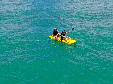 Havadan görünümü görünümü okyanusun açık mavi turkuaz su kayağı güçlü aktif erkek. Aktif bir tatil. Praia Forte, Brezilya.