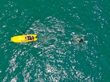 Havadan görünümü görünümü okyanusun açık mavi turkuaz su kayağı güçlü aktif erkek. Aktif bir tatil. Praia Forte, Brezilya.
