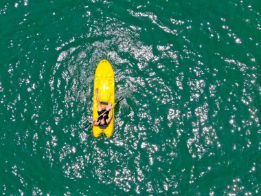 Havadan görünümü görünümü okyanusun açık mavi turkuaz su kayağı güçlü aktif erkek. Aktif bir tatil. Praia Forte, Brezilya.