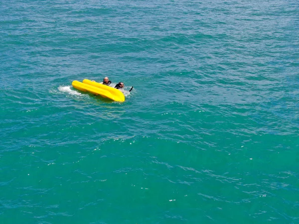 海の澄んだブルーのターコイズ ブルーの海で カヤックで転覆強い若いアクティブな男性の空中ビュー アクティブな休暇 プライア フォルテ ブラジル — ストック写真