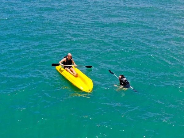 Vista Aérea Hombres Activos Fuertes Jóvenes Que Sumergen Con Kayak — Foto de Stock