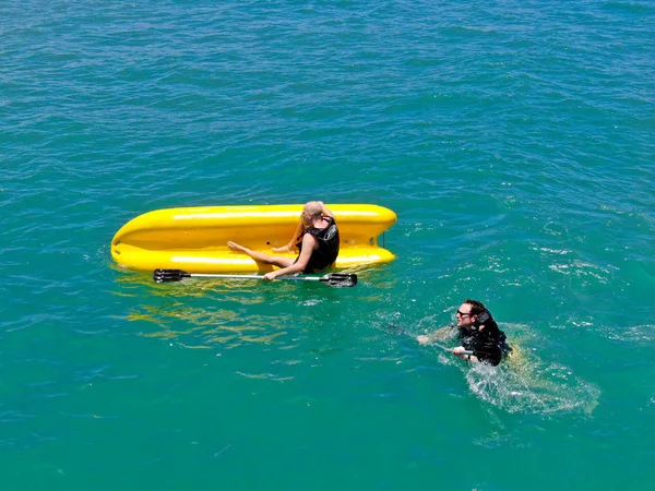 Vue Aérienne Jeunes Hommes Forts Actifs Chavirant Avec Leur Kayak — Photo