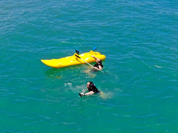 Vue Aérienne Jeunes Hommes Forts Actifs Chavirant Avec Leur Kayak — Photo