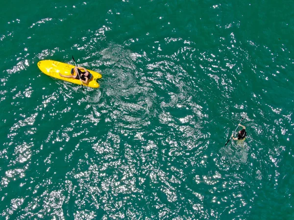 Vista Aérea Hombres Jóvenes Fuertes Que Navegan Kayak Sobre Agua — Foto de Stock