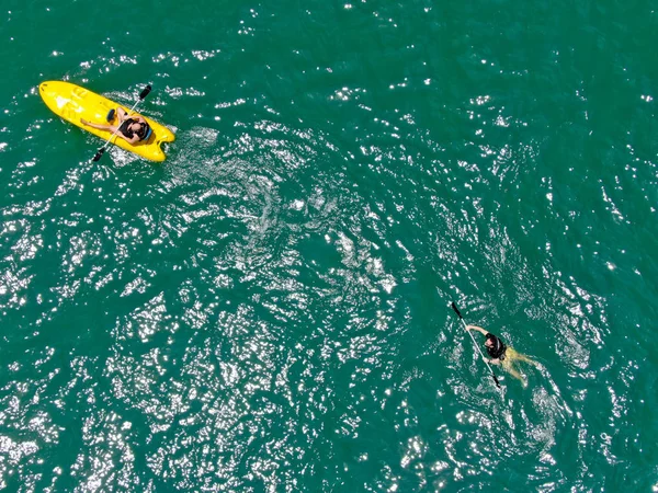 Vista Aérea Hombres Jóvenes Fuertes Que Navegan Kayak Sobre Agua — Foto de Stock