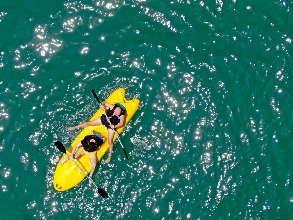 Vue Aérienne Jeunes Hommes Forts Actifs Faisant Kayak Sur Eau — Photo