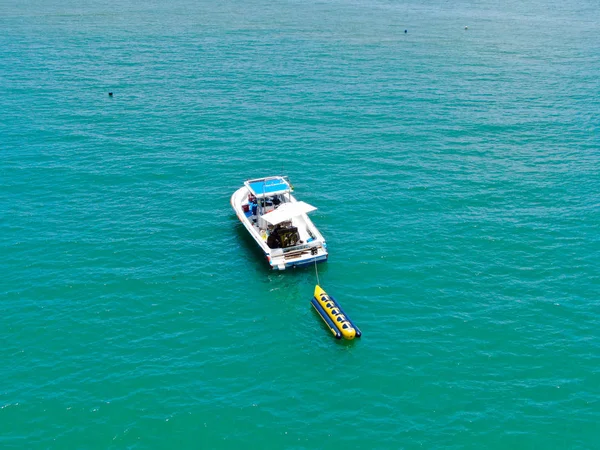 Sportfischerboot Mit Bananenbootfahrt Auf Dem Rücken Praia Forte Strand Brasilien — Stockfoto