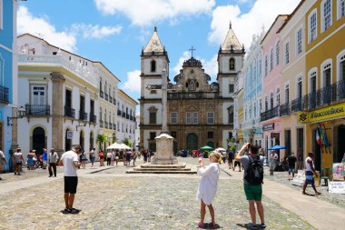 Cruzeiro de Sao Francisco Anchieta koloni Hıristiyan haç ve Pelourinho, içinde tarihi merkezi Salvador Bahia de San Francisco Kilisesi. Brezilya. 