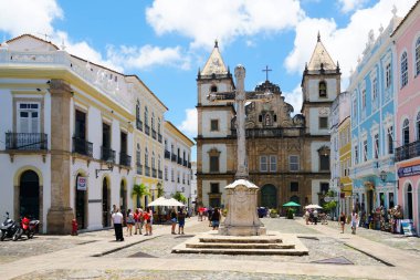 Cruzeiro de Sao Francisco Anchieta koloni Hıristiyan haç ve Pelourinho, içinde tarihi merkezi Salvador Bahia de San Francisco Kilisesi. Brezilya. 