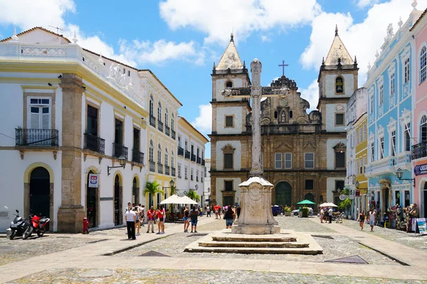 Cruzeiro de Sao Francisco Anchieta koloni Hıristiyan haç ve Pelourinho, içinde tarihi merkezi Salvador Bahia de San Francisco Kilisesi. Brezilya. 