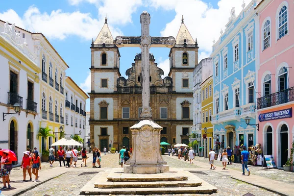 Cruzeiro de Sao Francisco Anchieta koloni Hıristiyan haç ve Pelourinho, içinde tarihi merkezi Salvador Bahia de San Francisco Kilisesi. Brezilya. 