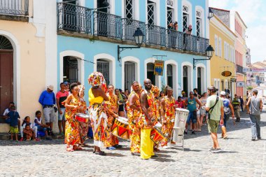 Dansçının küçük geçit töreni geleneksel kostümler ve aletleri revelers ile sokakta Salvadore, Bahia, Brezilya karnaval kutluyor