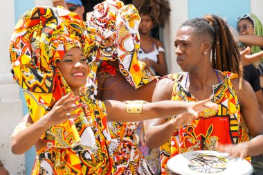 Dansçının küçük geçit töreni geleneksel kostümler ve aletleri revelers ile sokakta Salvadore, Bahia, Brezilya karnaval kutluyor