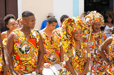 Dansçının küçük geçit töreni geleneksel kostümler ve aletleri revelers ile sokakta Salvadore, Bahia, Brezilya karnaval kutluyor