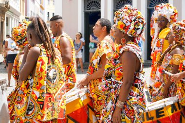 Dansçının küçük geçit töreni geleneksel kostümler ve aletleri revelers ile sokakta Salvadore, Bahia, Brezilya karnaval kutluyor