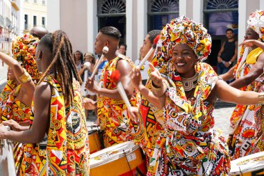 Dansçının küçük geçit töreni geleneksel kostümler ve aletleri revelers ile sokakta Salvadore, Bahia, Brezilya karnaval kutluyor