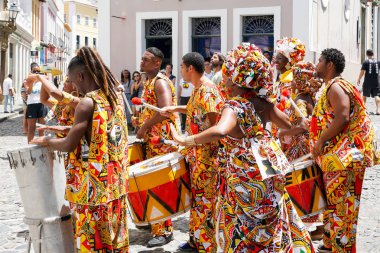 Dansçının küçük geçit töreni geleneksel kostümler ve aletleri revelers ile sokakta Salvadore, Bahia, Brezilya karnaval kutluyor