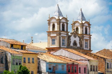 Renkli tarihi ilçe, Pelourinho arka planda Katedrali ile. Tarihi Merkezi, Salvador, Bahia, Brezilya. Turistik gezi için tarihi mahalle ünlü cazibe. 