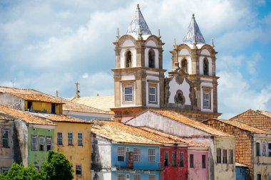 Renkli tarihi ilçe, Pelourinho arka planda Katedrali ile. Tarihi Merkezi, Salvador, Bahia, Brezilya. Turistik gezi için tarihi mahalle ünlü cazibe. 