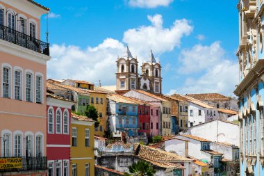 Renkli tarihi ilçe, Pelourinho arka planda Katedrali ile. Tarihi Merkezi, Salvador, Bahia, Brezilya. Turistik gezi için tarihi mahalle ünlü cazibe. 