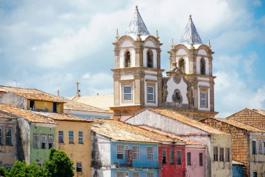 Renkli tarihi ilçe, Pelourinho arka planda Katedrali ile. Tarihi Merkezi, Salvador, Bahia, Brezilya. Turistik gezi için tarihi mahalle ünlü cazibe. 