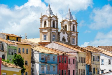 Renkli tarihi ilçe, Pelourinho arka planda Katedrali ile. Tarihi Merkezi, Salvador, Bahia, Brezilya. Turistik gezi için tarihi mahalle ünlü cazibe. 