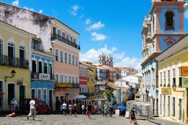 Renkli tarihi ilçe, Pelourinho arka planda Katedrali ile. Tarihi Merkezi, Salvador, Bahia, Brezilya. Turistik gezi için tarihi mahalle ünlü cazibe. 