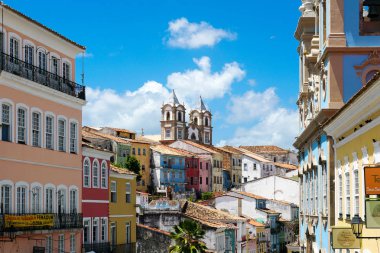 Renkli tarihi ilçe, Pelourinho arka planda Katedrali ile. Tarihi Merkezi, Salvador, Bahia, Brezilya. Turistik gezi için tarihi mahalle ünlü cazibe. 