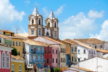 Renkli tarihi ilçe, Pelourinho arka planda Katedrali ile. Tarihi Merkezi, Salvador, Bahia, Brezilya. Turistik gezi için tarihi mahalle ünlü cazibe. 