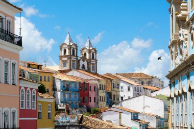 Renkli tarihi ilçe, Pelourinho arka planda Katedrali ile. Tarihi Merkezi, Salvador, Bahia, Brezilya. Turistik gezi için tarihi mahalle ünlü cazibe. 