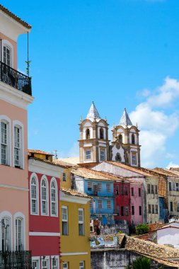 Renkli tarihi ilçe, Pelourinho arka planda Katedrali ile. Tarihi Merkezi, Salvador, Bahia, Brezilya. Turistik gezi için tarihi mahalle ünlü cazibe. 