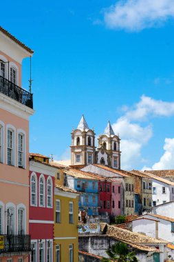 Renkli tarihi ilçe, Pelourinho arka planda Katedrali ile. Tarihi Merkezi, Salvador, Bahia, Brezilya. Turistik gezi için tarihi mahalle ünlü cazibe. 