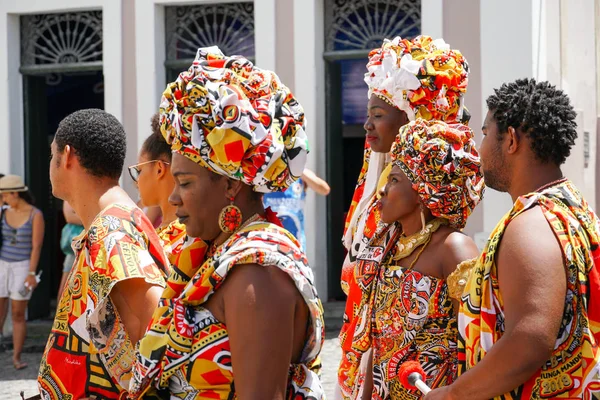 Pequeño Desfile Bailarinas Con Trajes Instrumentos Tradicionales Celebrando Con Juerguistas — Foto de Stock