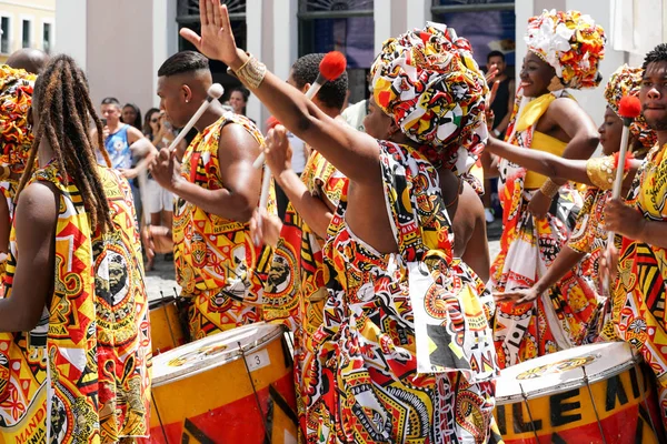 Pequeño Desfile Bailarinas Con Trajes Instrumentos Tradicionales Celebrando Con Juerguistas — Foto de Stock