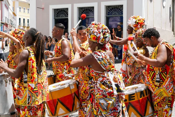 Pequeño Desfile Bailarinas Con Trajes Instrumentos Tradicionales Celebrando Con Juerguistas — Foto de Stock