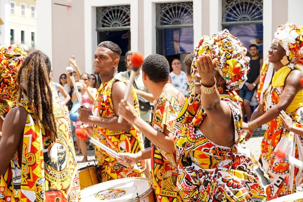 Pequeño Desfile Bailarinas Con Trajes Instrumentos Tradicionales Celebrando Con Juerguistas — Foto de Stock