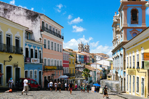 Красочный исторический район Pelourinho с кафедральным собором на заднем плане. Исторический центр Сальвадора, Баия, Бразилия. Исторические окрестности известный аттракцион для туристических достопримечательностей
. 