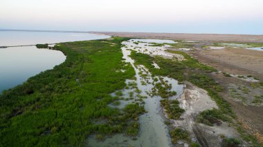 Günbatımı güzel turuncu güneş ile sırasında havadan görünümü Ailik Gölü. Sincan Uygur Özerk Bölgesi, Çin göle Ailik veya aylık göldür.