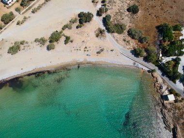 Yunanistan sahil şeridine, yaz aylarında güzel mavi su hava görünümünü. Yaz kuru kıyı şeridi, turkuaz deniz ve ince kum Yunanistan, Europe