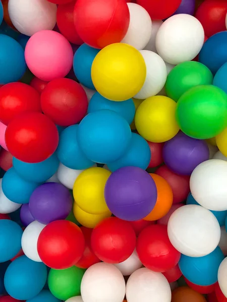 수영장에서 다채로운 플라스틱 플라스틱 다채로운 공입니다 놀이방 어린이 개념의 놀이터에서 — 스톡 사진
