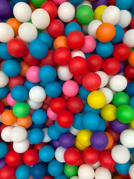 수영장에서 다채로운 플라스틱 플라스틱 다채로운 공입니다 놀이방 어린이 개념의 놀이터에서 — 스톡 사진