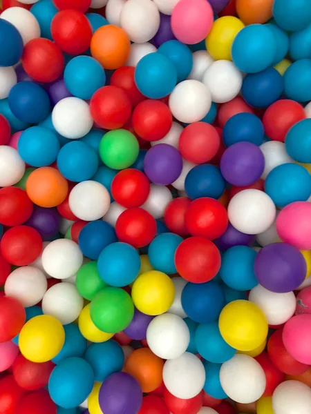 Üstten Görünüm Renkli Plastik Bir Havuzda Toplar Plastik Renkli Topları — Stok fotoğraf