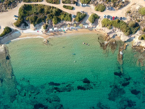 鸟队欣赏海滩时间和聚会的人 海滩上的一群年轻人 蓝色海和白色沙滩在希腊 — 图库照片