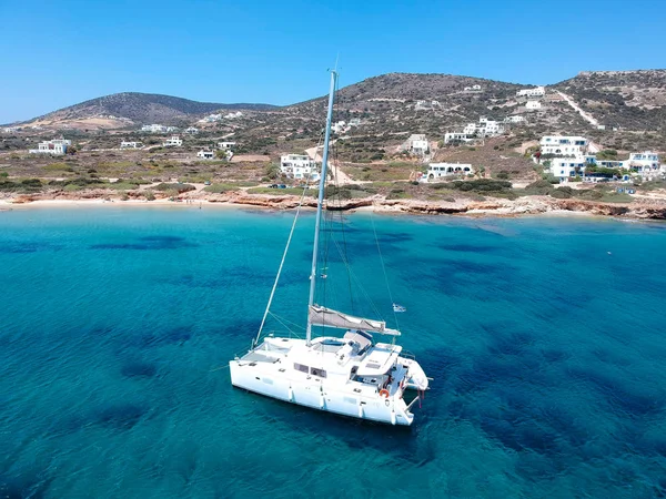 Catamarán Navegando Aguas Azules Turquesas Grecia Hermoso Catamarán Junto Costa — Foto de Stock