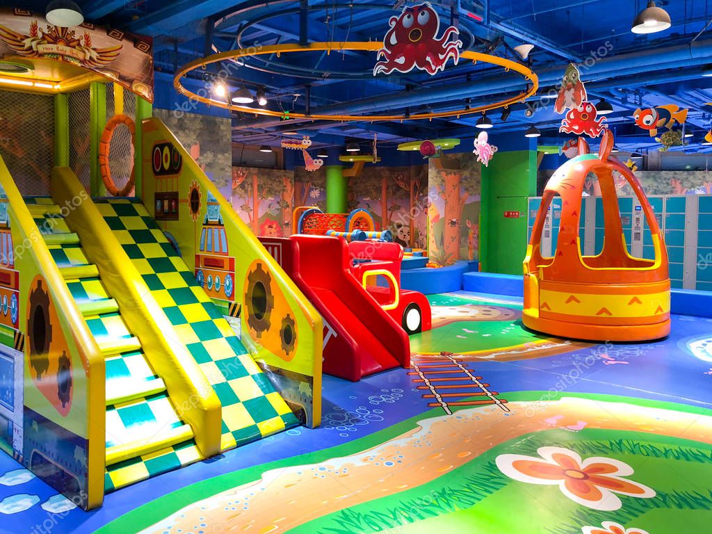 Indoor Moderno Parco Giochi Bambini Colorati All'interno Parco Giochi  Bambini — Foto Editoriale Stock © bonandbon #249232596