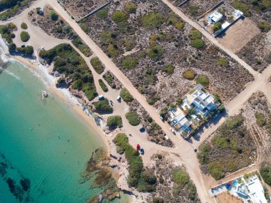 Gök olayları sonraki Yunanistan kıyı şeridi, güzel villa ile deniz yaz aylarında. Yaz kuru kıyı şeridi, turkuaz deniz ve ince kum Yunanistan, Europe